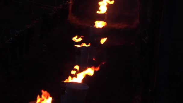 GIRONDE, POMEROL, OIL BURNING SMUDGE POTS IN VINEYARD DURING SUB-ZERO TEMPERATURES OF MARS 2021, BORDEAUX VINEYARD — стокове відео