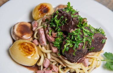 Geleneksel sığır burgignon tarifi, spagetti ve mantarla pişirilmiş biftek.