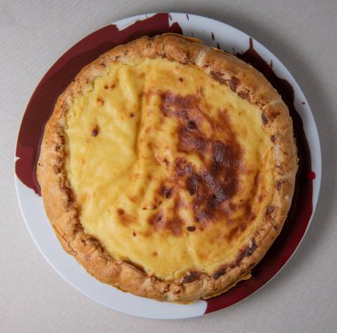 Parisli turta, bir tabak fotokopi alanında servis edilen klasik turta.