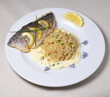 Limonlu karabiberli fileto, pişmiş buğday pilavı. 