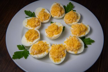 Yengeç kırıntılarıyla doldurulmuş yumurta, mayonez ve mayonez.