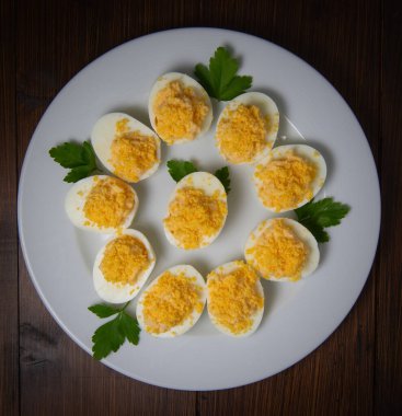 Yengeç kırıntılarıyla doldurulmuş yumurta, mayonez ve mayonez.