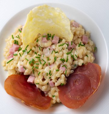 Pastasotto tarifi. Kabuklu, jambonlu ve peynirli.