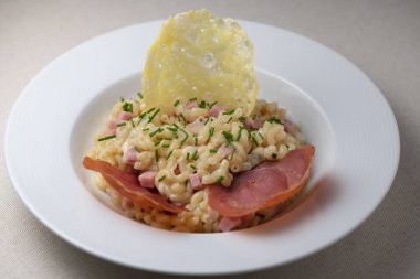 Pastasotto tarifi. Kabuklu, jambonlu ve peynirli.