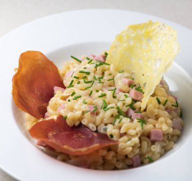 Pastasotto tarifi. Kabuklu, jambonlu ve peynirli.