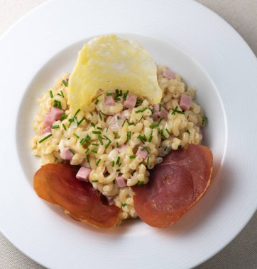 Pastasotto tarifi. Kabuklu, jambonlu ve peynirli.