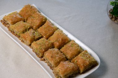 Baklawa bir tabakta, masanın üstünde, en üstte, baklava, ziyafet, ramazan geleneksel tatlısına