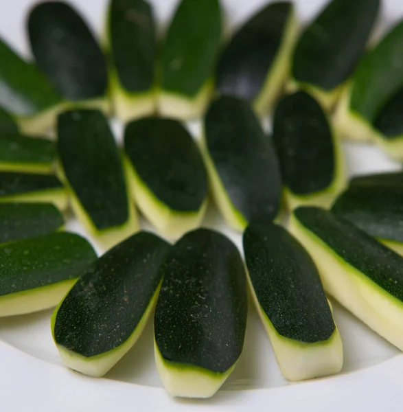 Preparazione zucchine fresche, zucchine sul tavolo di legno — Foto Stock