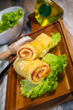 Salata yatağında domatesli yumurta omleti tarifi.