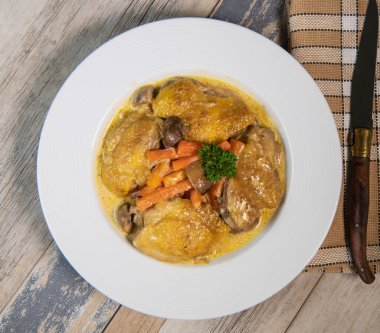 Beyaz şaraplı tavuk yahnisi tarifi, havuç ve mantar ekici.