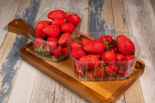 Frische Erdbeeren in einer Schüssel auf Holztisch mit niedriger Schlüsselszene — Stockfoto