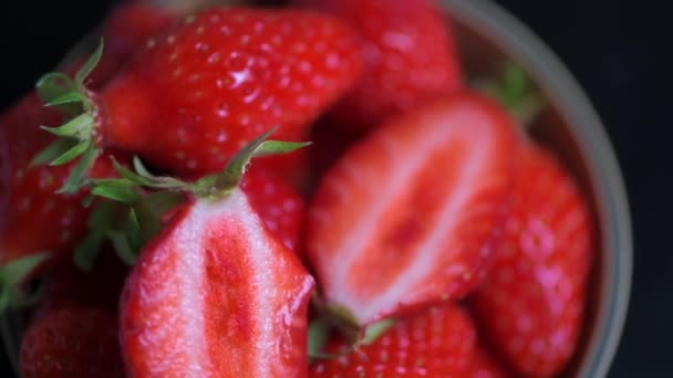 검은 배경에서 회전하는 신선 한 딸기 — 비디오