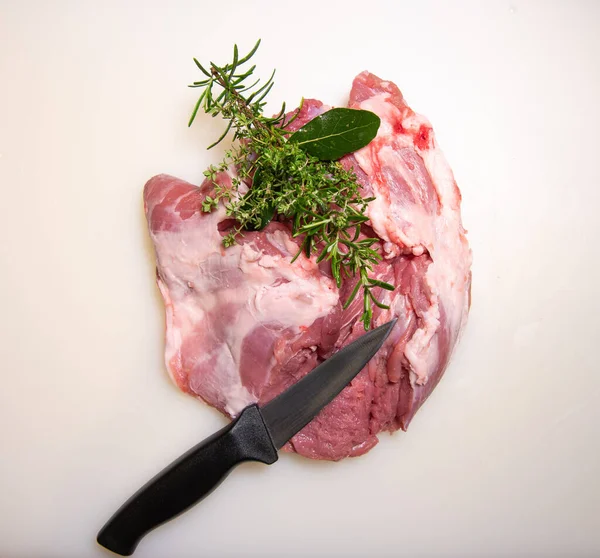 Desossar um ombro de carne de perna de cordeiro em uma bandeja de madeira, fundo branco, vista superior — Fotografia de Stock