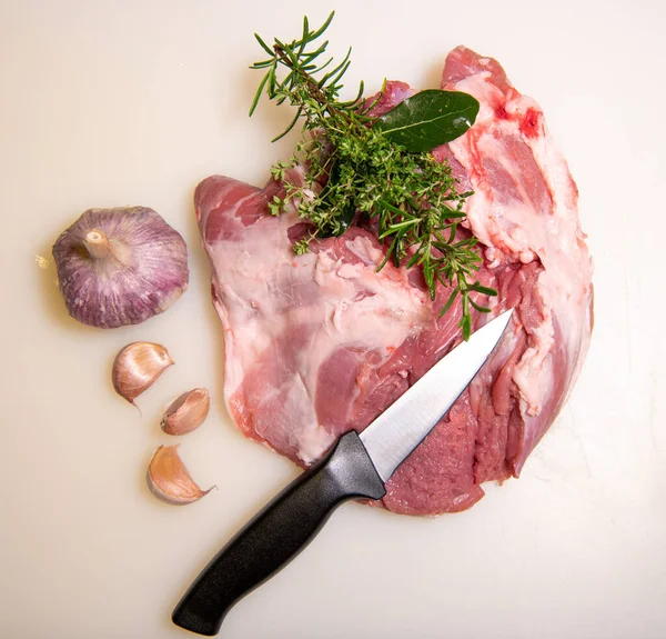 Sculettare una spalla di carne di coscia di agnello su un vassoio di legno, sfondo bianco, Vista dall'alto — Foto Stock