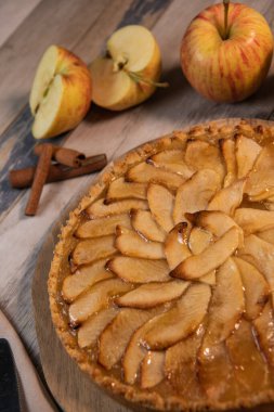 Ahşap bir masada, yukarıdan nefis elmalı turta.