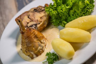 Mantarlı tavuk jigolo tarifi yanında patates, salata ve kremalı sos.