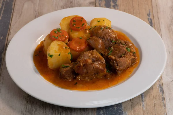 Navarin Lamb Shank tocană pe masă de lemn și cartofi — Fotografie, imagine de stoc