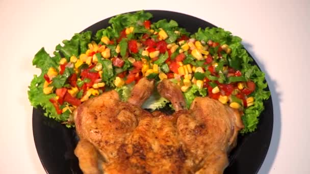 Ricetta pollo, gallo arrosto e le sue verdure, condimento di mais, giradischi, sfondo bianco — Video Stock