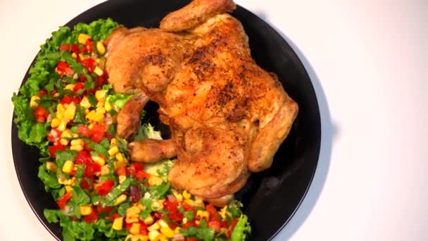 Ricetta pollo, gallo arrosto e le sue verdure, condimento di mais, giradischi, sfondo bianco — Video Stock