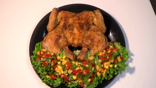 Ricetta pollo, gallo arrosto e le sue verdure, condimento di mais, giradischi, sfondo bianco — Video Stock