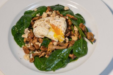 Haşlanmış yumurta tarifi, siyah çay, bıçakla kesilmiş, sıcak mantar salatası.