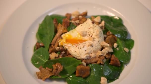 Recept buggyantott tojás fekete tea késsel vágott, meleg saláta chanterelles — Stock videók