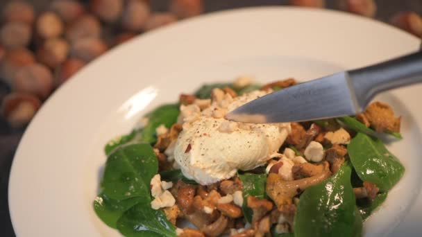 Recette d'oeuf poché au thé noir coupé au couteau, salade chaude de girolles — Video