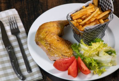 Kızarmış akşam yemeği, içinde tavuk ve patates ve ev yapımı patates var.