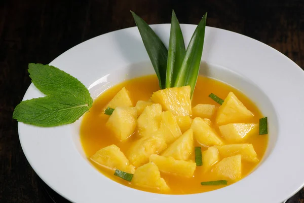 Ricetta dolce all'ananas fresco con coulis all'arancia menta — Foto Stock