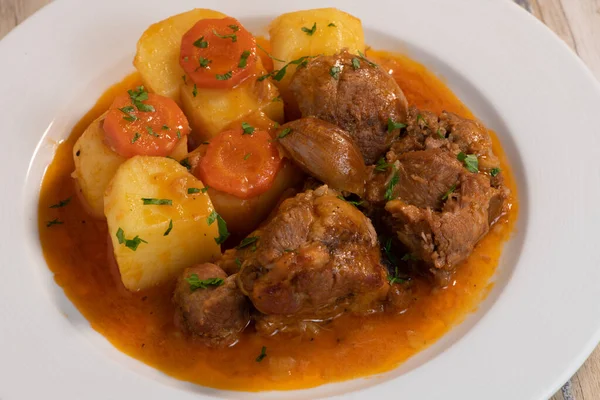 Navarin Lamb Shank Guiso sobre mesa de madera y papas — Foto de Stock