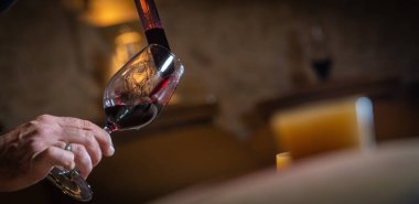 FRANSA, KIZ, SADECE-EMILION, BİR ŞARKI ŞARKI ŞARKI GÖREVİYOR