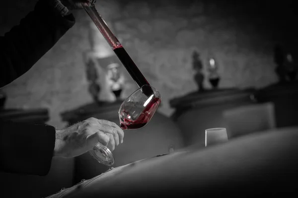 FRANCE, GIRONDE, SAINT-EMILION, SAMPLING A GLASS OF WINE IN A BARREL WITH A PIPETTE FOR TASTING AND VINIFICATION MONITORING — Stock Photo, Image