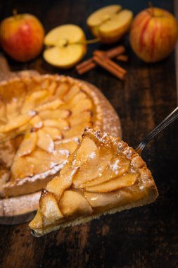 Ahşap bir masada, yukarıdan nefis elmalı turta.