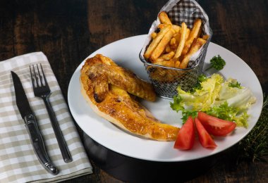 Kızarmış akşam yemeği, içinde tavuk ve patates ve ev yapımı patates var.