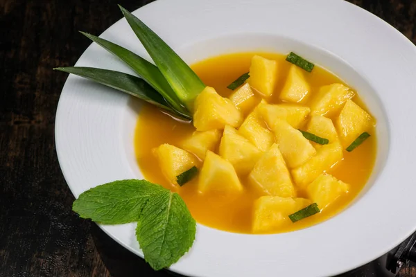 Ricetta dolce all'ananas fresco con coulis all'arancia menta — Foto Stock