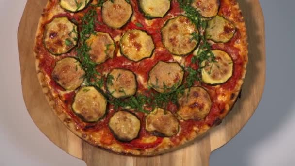 Vegetarian Provencal quiche recipe with vegetables, zucchini, tomato, pepper, onion, parsley — Stock Video