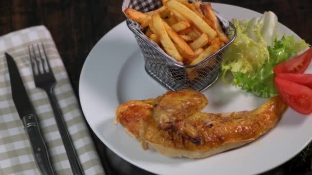 Жареный ужин на белой тарелке с курицей и картошкой, домашняя картошка фри — стоковое видео