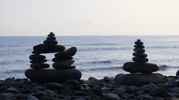 Equilíbrio de pilha de rocha e harmonia na praia do mar com luz ambiente à noite — Vídeo de Stock