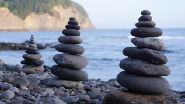 Rock verem egyensúly és harmónia a tengerparton esti környezeti fény — Stock videók