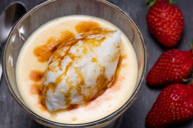 Karlı yumurtalar ve siyah arkaplanda krema tarifi