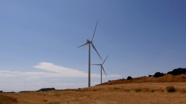 Turbina eólica no País Basco Espanhol, céu azul ao fundo — Vídeo de Stock