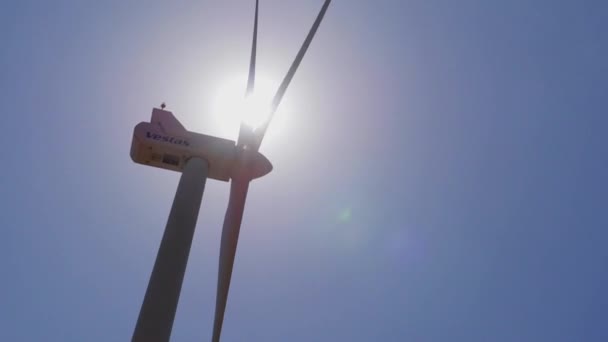 Windturbine in het Spaanse Baskenland, blauwe lucht op de achtergrond — Stockvideo