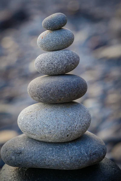 Stone piles made along a beach and the sea in the background — Stock Photo, Image