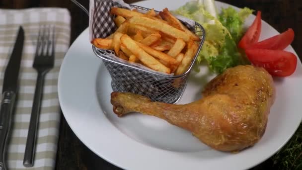 Rostad middag på vit tallrik innehållande kyckling och potatis, hembakade pommes frites — Stockvideo