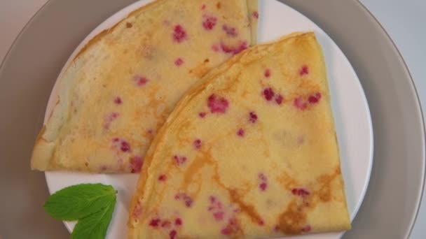 Джинджер і Raspberry Chip Pancakes Recipe on turntable — стокове відео