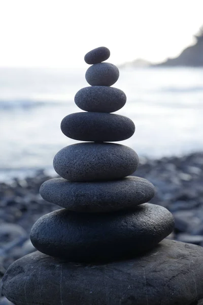 Stone piles made along a beach and the sea in the background — Stock Photo, Image