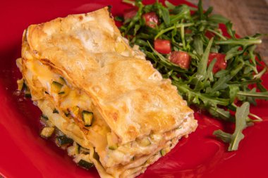 Keçi peyniri ve roka ile vejetaryen lazanya tarifi.