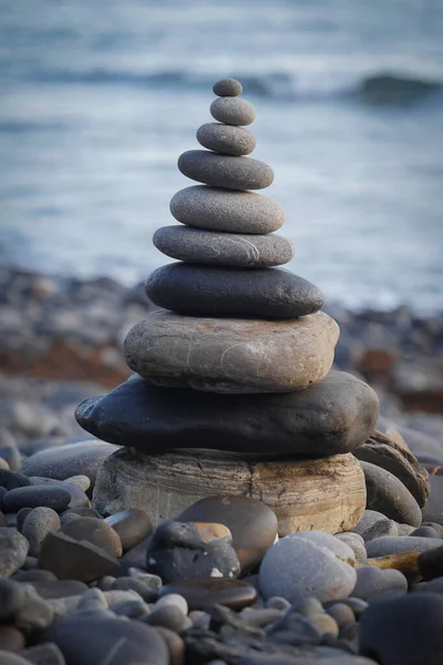 Stone piles made along a beach and the sea in the background — Stock Photo, Image