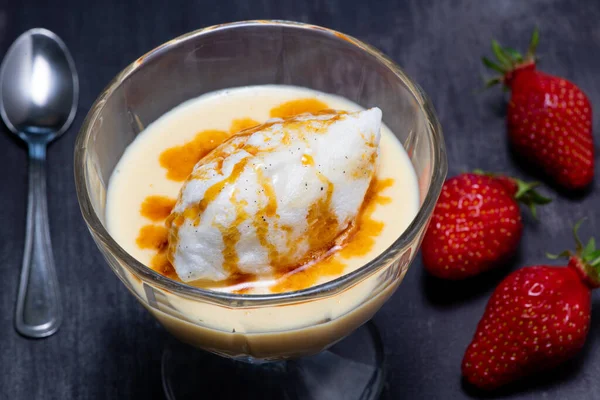 Ovos de neve e receita de creme no fundo preto — Fotografia de Stock