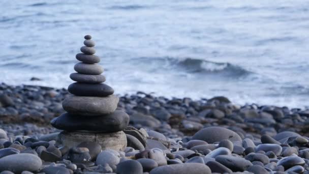 Rock stack evenwicht en harmonie op zee strand met avond omgevingslicht — Stockvideo